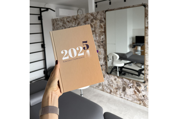 (UWAGA! POPRZEDNI MODEL! AKTUALNY TYLKO DO STYCZNIA 2026) KALENDARZ FIZJOTERAPEUTY 2025 (UWAGA! POPRZEDNI MODEL! AKTUALNY TYLKO DO STYCZNIA 2026) KALENDARZ FIZJOTERAPEUTY 2025
